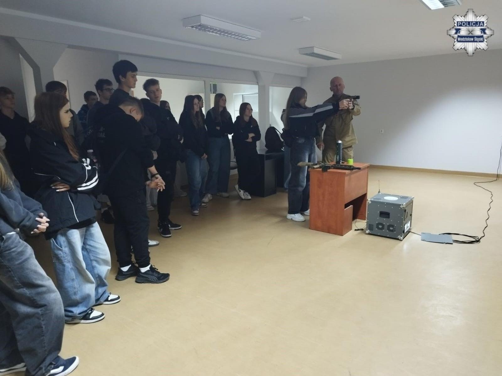 Zdjęcie w galerii na portalu naszwodzislaw.com: Klasa mundurowa z Rydułtów w Szkole Policji w Katowicach wiadomości z regionu