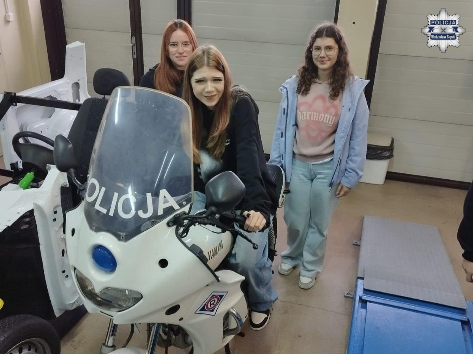 Zdjęcie w galerii na portalu naszwodzislaw.com: Klasa mundurowa z Rydułtów w Szkole Policji w Katowicach wiadomości z regionu