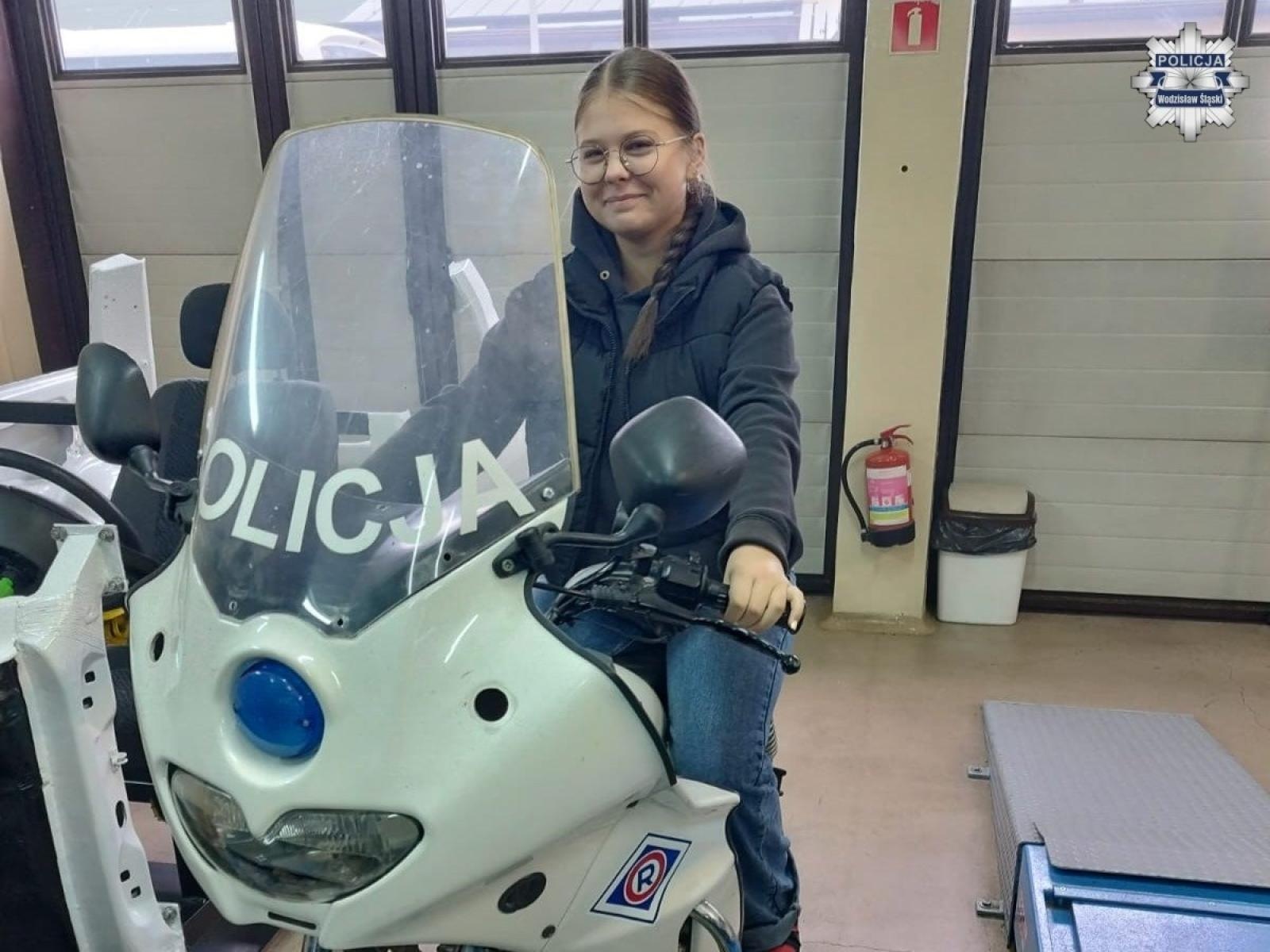 Zdjęcie w galerii na portalu naszwodzislaw.com: Klasa mundurowa z Rydułtów w Szkole Policji w Katowicach wiadomości z regionu