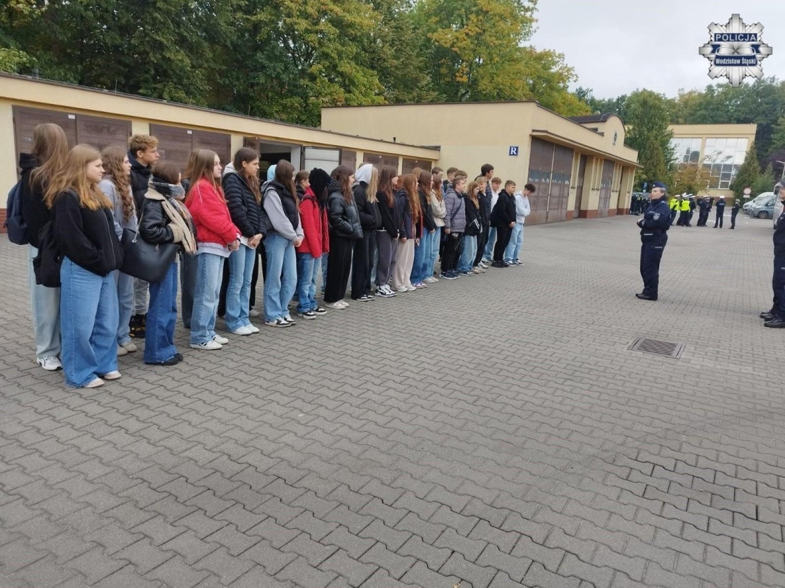 Zdjęcie w galerii na portalu naszwodzislaw.com: Klasa mundurowa z Rydułtów w Szkole Policji w Katowicach wiadomości z regionu