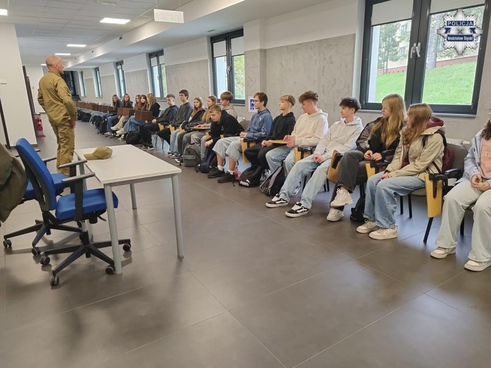Zdjęcie w galerii na portalu naszwodzislaw.com: Klasa mundurowa z Rydułtów w Szkole Policji w Katowicach wiadomości z regionu