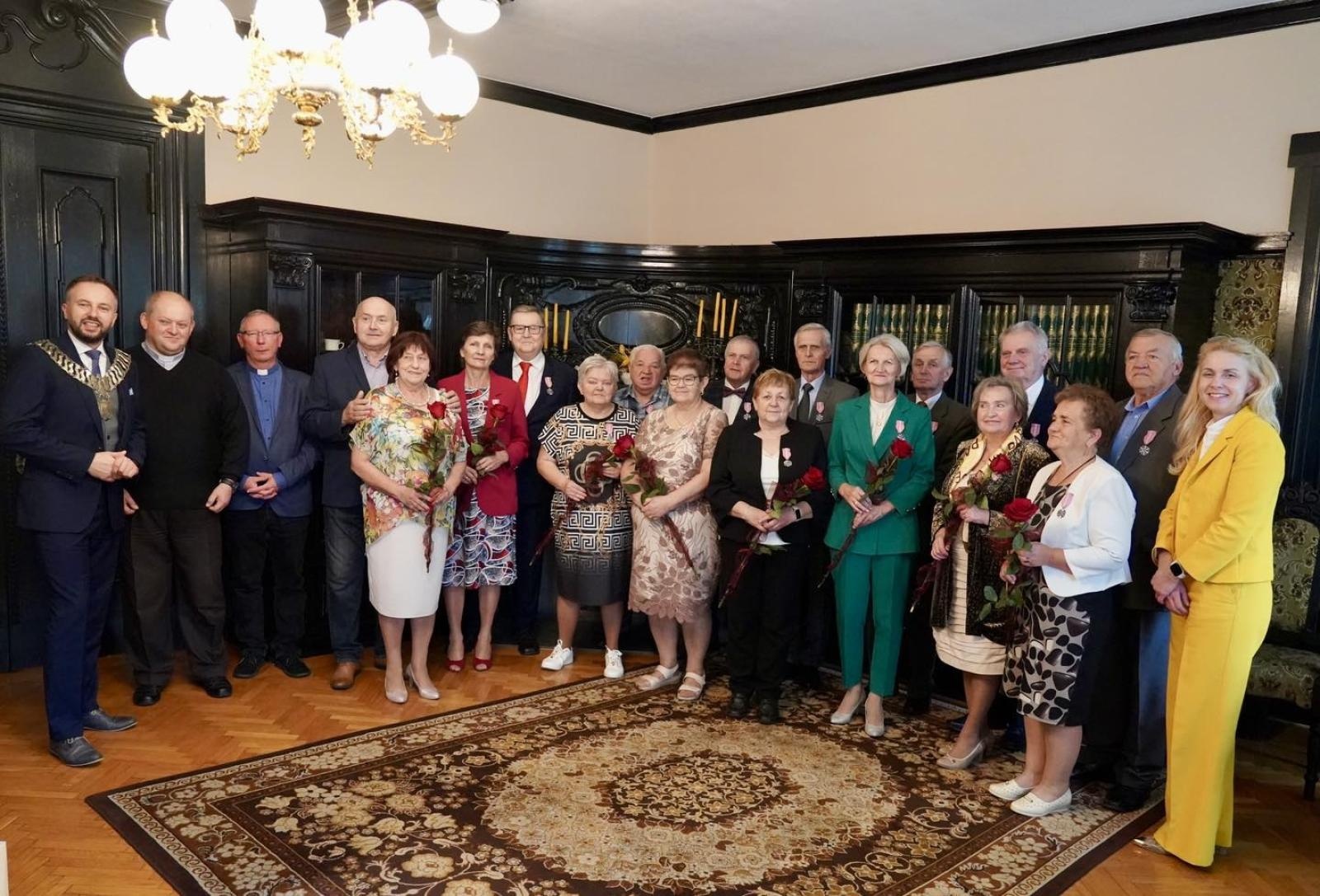 Zdjęcie w galerii na portalu naszwodzislaw.com: Złote Gody w Rydułtowach. Jubilaci z medalami  wiadomości z regionu