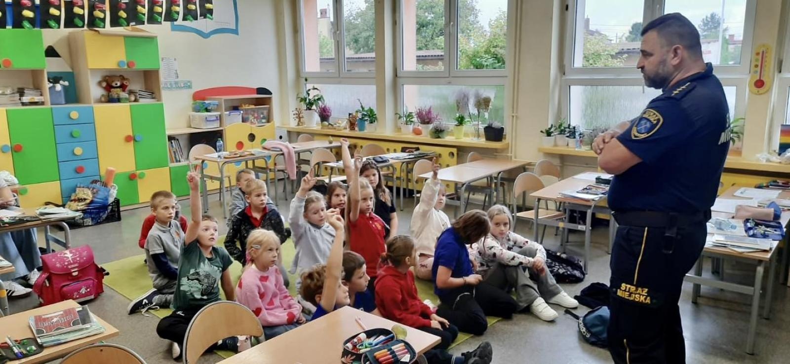 Zdjęcie w galerii na portalu naszwodzislaw.com: Rydułtowy: Strażnicy miejscy odwiedzili szkoły i przedszkola wiadomości z regionu