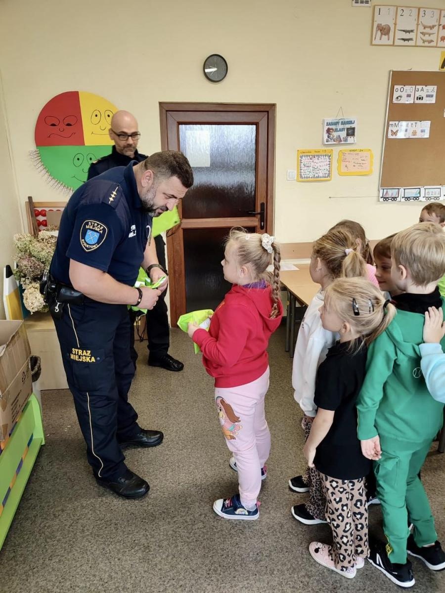 Zdjęcie w galerii na portalu naszwodzislaw.com: Rydułtowy: Strażnicy miejscy odwiedzili szkoły i przedszkola wiadomości z regionu