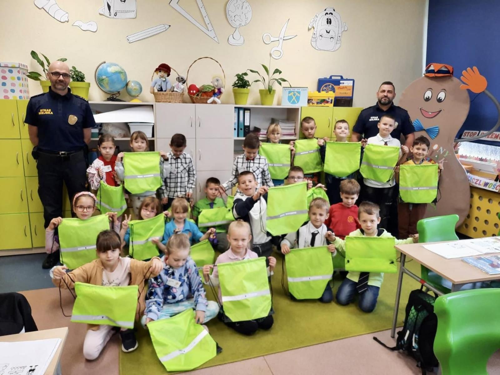 Zdjęcie w galerii na portalu naszwodzislaw.com: Rydułtowy: Strażnicy miejscy odwiedzili szkoły i przedszkola wiadomości z regionu