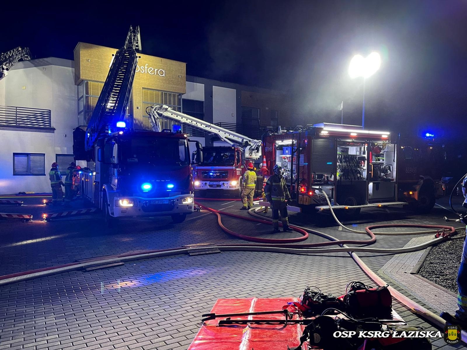 Zdjęcie w galerii na portalu naszwodzislaw.com: Ogromna akcja gaśnicza w Mszanie. Palił się dom przyjęć [FOTO] wiadomości z regionu