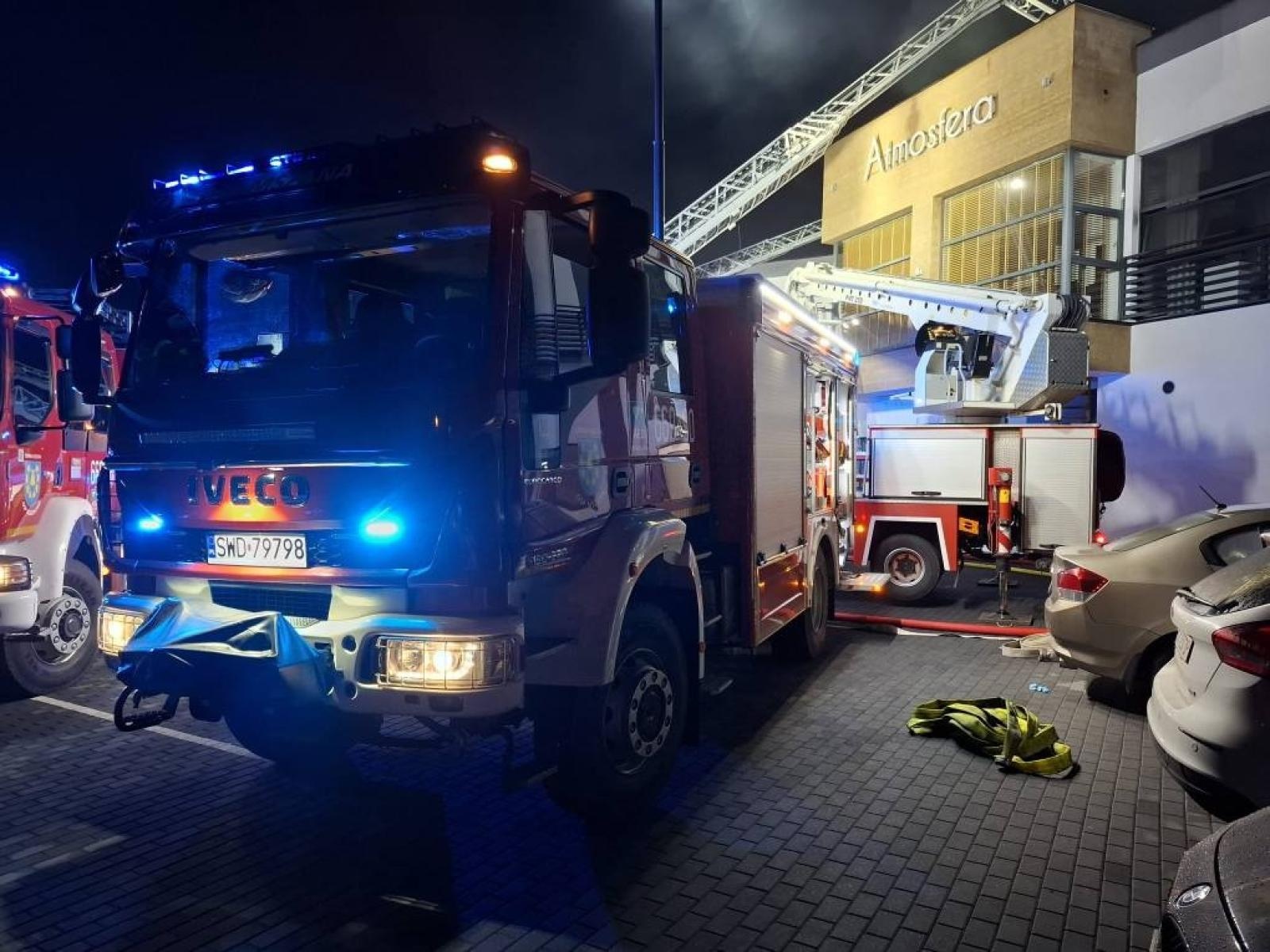 Zdjęcie w galerii na portalu naszwodzislaw.com: Ogromna akcja gaśnicza w Mszanie. Palił się dom przyjęć [FOTO] wiadomości z regionu