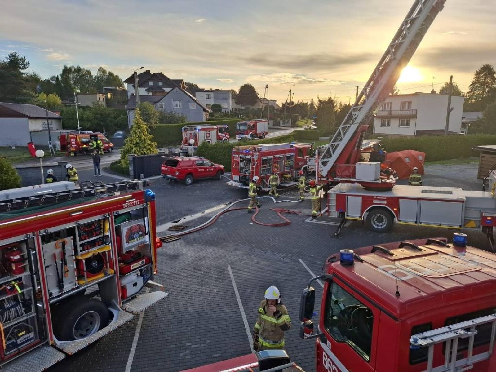 Zdjęcie w galerii na portalu naszwodzislaw.com: Ogromna akcja gaśnicza w Mszanie. Palił się dom przyjęć [FOTO] wiadomości z regionu