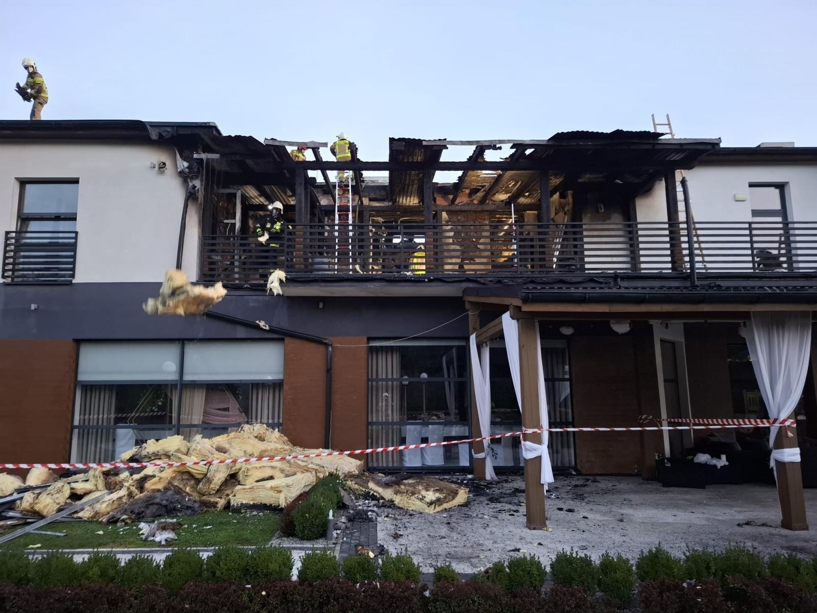 Zdjęcie w galerii na portalu naszwodzislaw.com: Ogromna akcja gaśnicza w Mszanie. Palił się dom przyjęć [FOTO] wiadomości z regionu