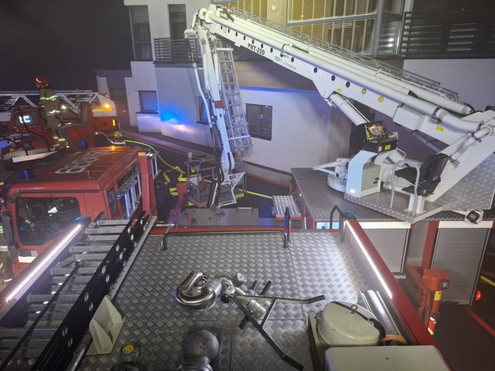 Zdjęcie w galerii na portalu naszwodzislaw.com: Ogromna akcja gaśnicza w Mszanie. Palił się dom przyjęć [FOTO] wiadomości z regionu