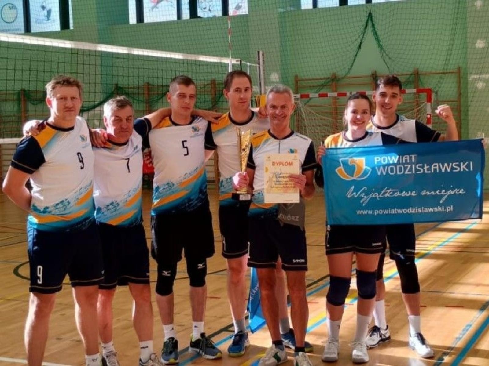 Zdjęcie w galerii na portalu naszwodzislaw.com: Powiat Wodzisławski z drugim miejscem w Turnieju Siatkówki Samorządowców wiadomości z regionu