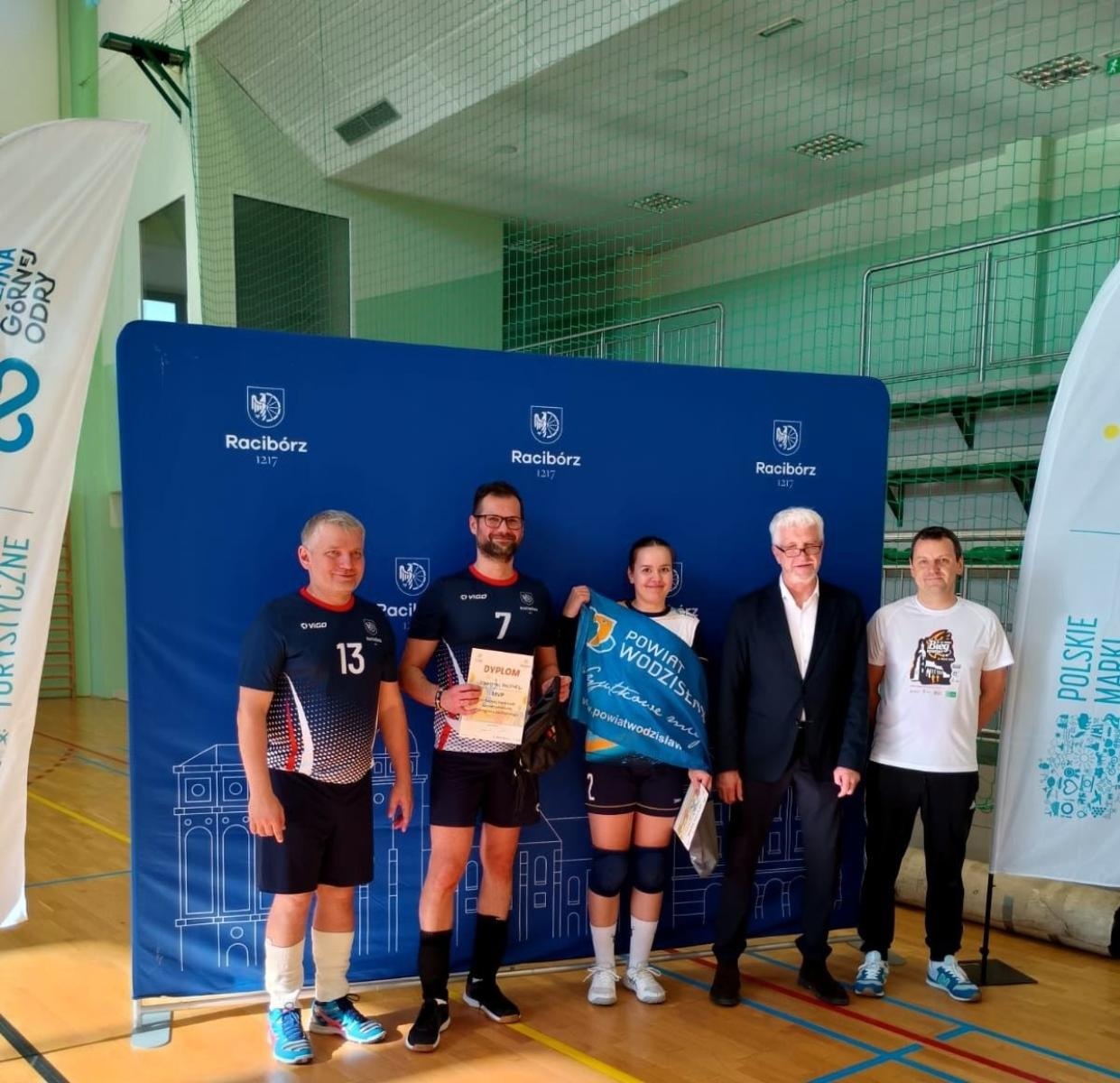 Zdjęcie w galerii na portalu naszwodzislaw.com: Powiat Wodzisławski z drugim miejscem w Turnieju Siatkówki Samorządowców wiadomości z regionu