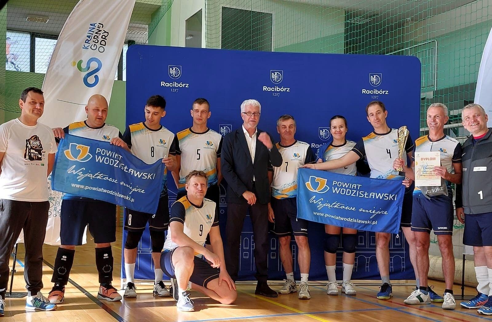 Zdjęcie w galerii na portalu naszwodzislaw.com: Powiat Wodzisławski z drugim miejscem w Turnieju Siatkówki Samorządowców wiadomości z regionu