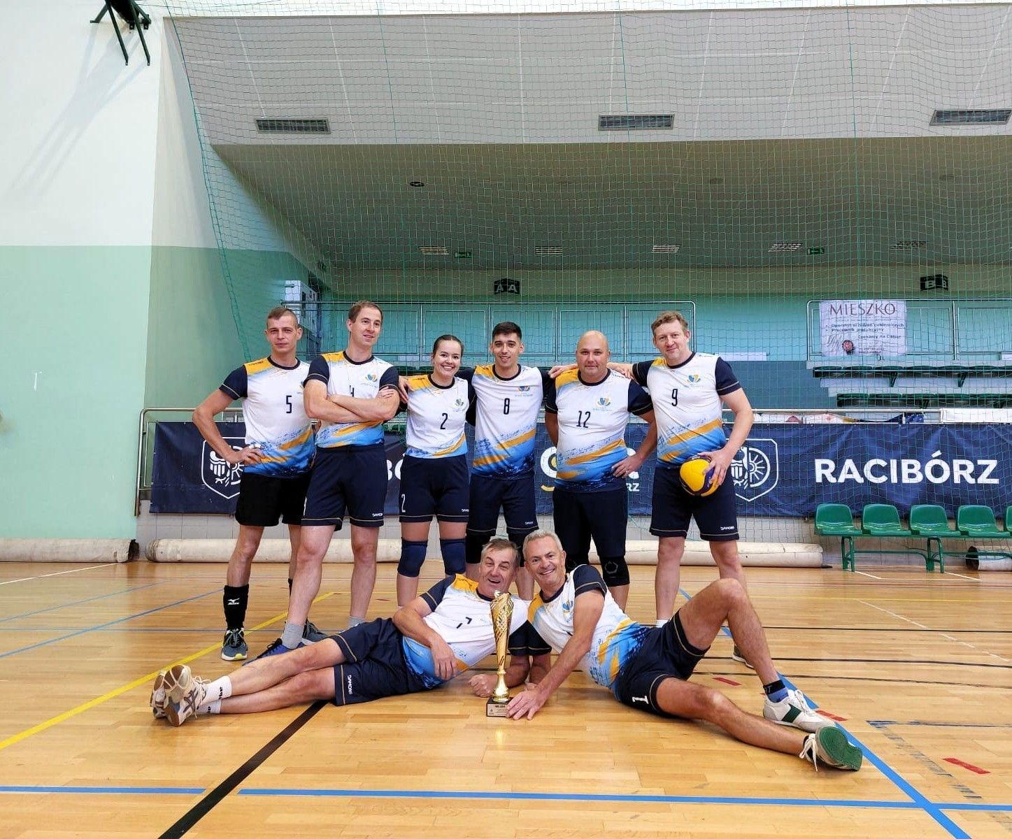 Zdjęcie w galerii na portalu naszwodzislaw.com: Powiat Wodzisławski z drugim miejscem w Turnieju Siatkówki Samorządowców wiadomości z regionu