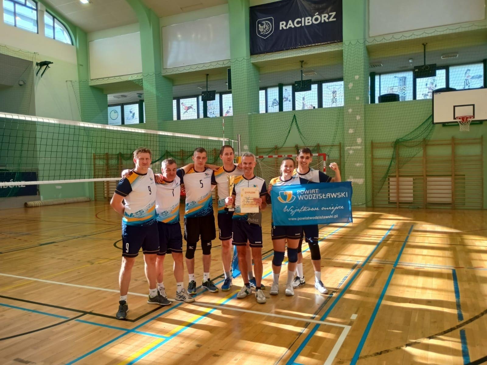 Zdjęcie w galerii na portalu naszwodzislaw.com: Powiat Wodzisławski z drugim miejscem w Turnieju Siatkówki Samorządowców wiadomości z regionu