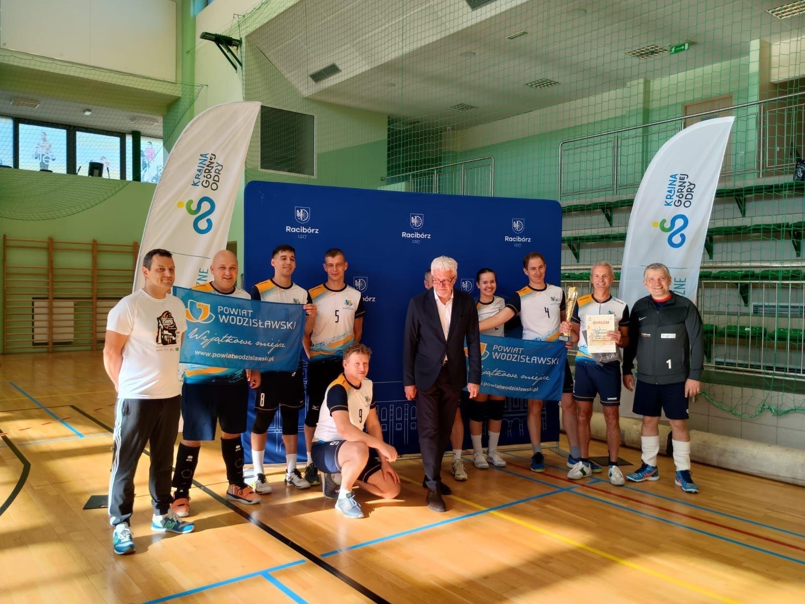 Zdjęcie w galerii na portalu naszwodzislaw.com: Powiat Wodzisławski z drugim miejscem w Turnieju Siatkówki Samorządowców wiadomości z regionu