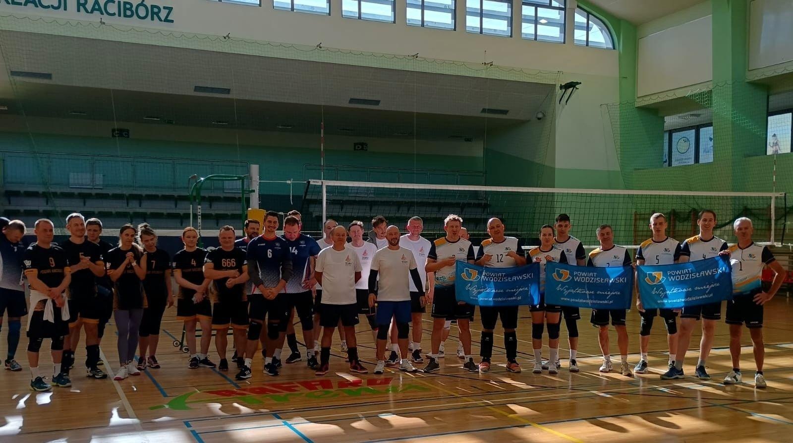 Zdjęcie w galerii na portalu naszwodzislaw.com: Powiat Wodzisławski z drugim miejscem w Turnieju Siatkówki Samorządowców wiadomości z regionu