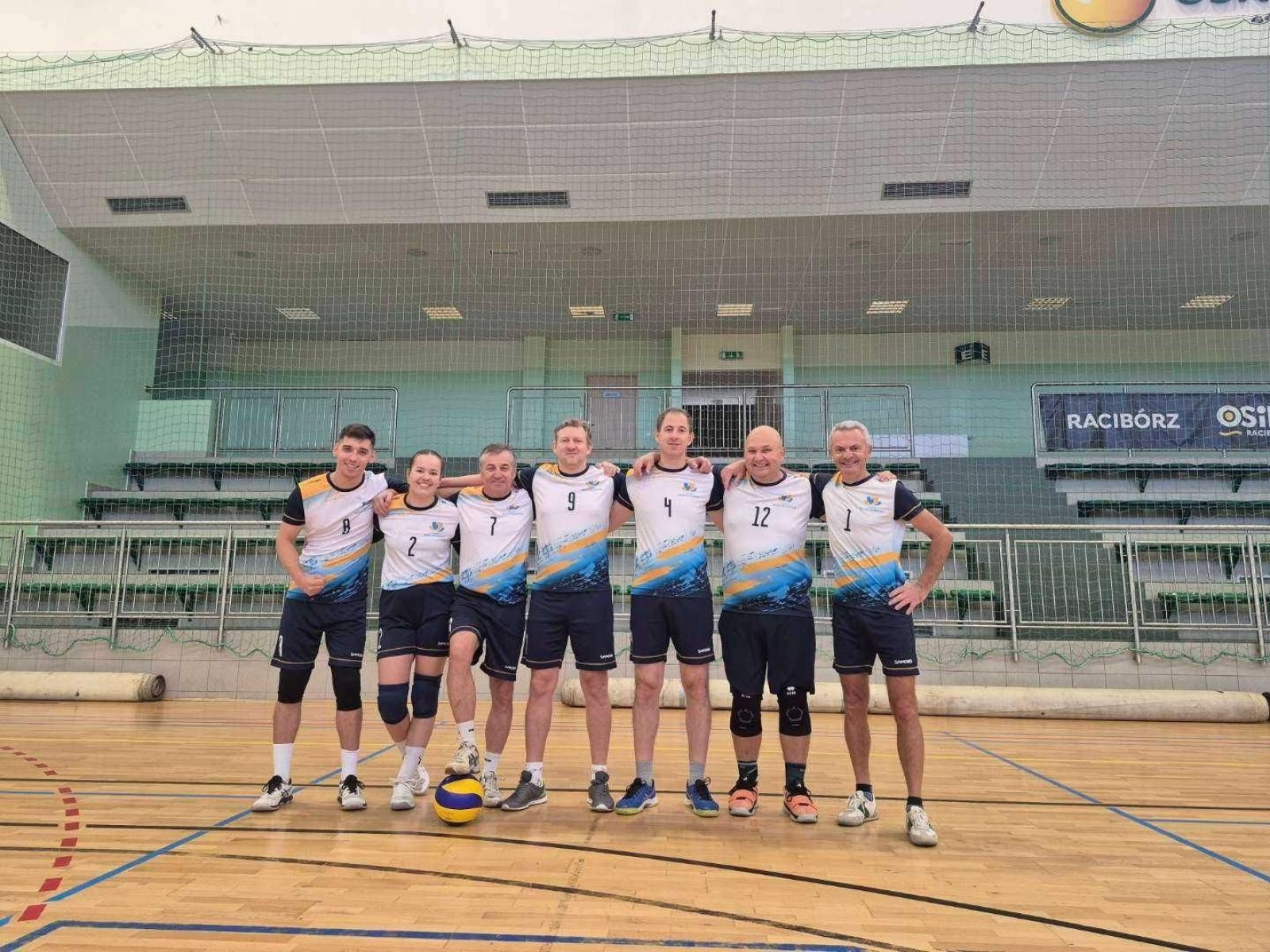 Zdjęcie w galerii na portalu naszwodzislaw.com: Powiat Wodzisławski z drugim miejscem w Turnieju Siatkówki Samorządowców wiadomości z regionu