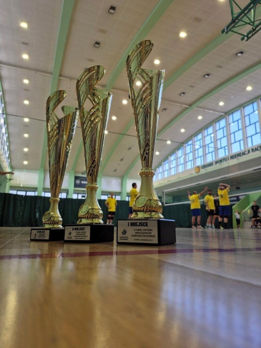 Zdjęcie w galerii na portalu naszwodzislaw.com: Powiat Wodzisławski z drugim miejscem w Turnieju Siatkówki Samorządowców wiadomości z regionu