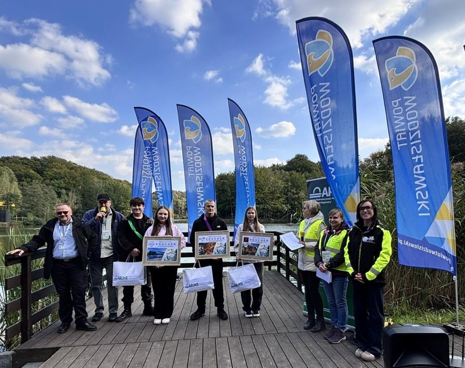 Zdjęcie w galerii na portalu naszwodzislaw.com: Powiat Express: Zielona misja. Pierwsze w historii powiatu wydarzenie ekologiczne [FOTO] wiadomości z regionu