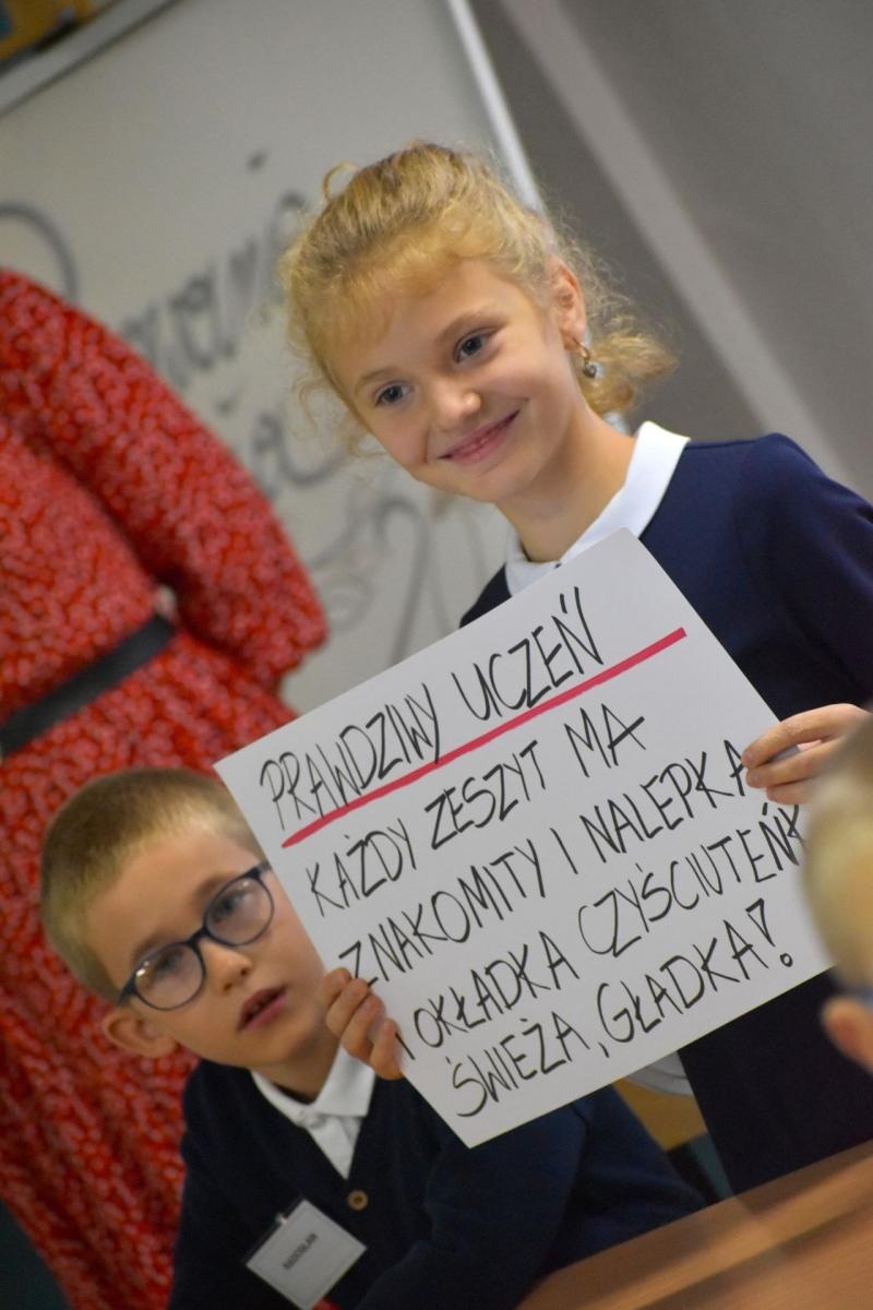 Zdjęcie w galerii na portalu naszwodzislaw.com: W jesiennych barwach rozpoczęli szkolną przygodę wiadomości z regionu