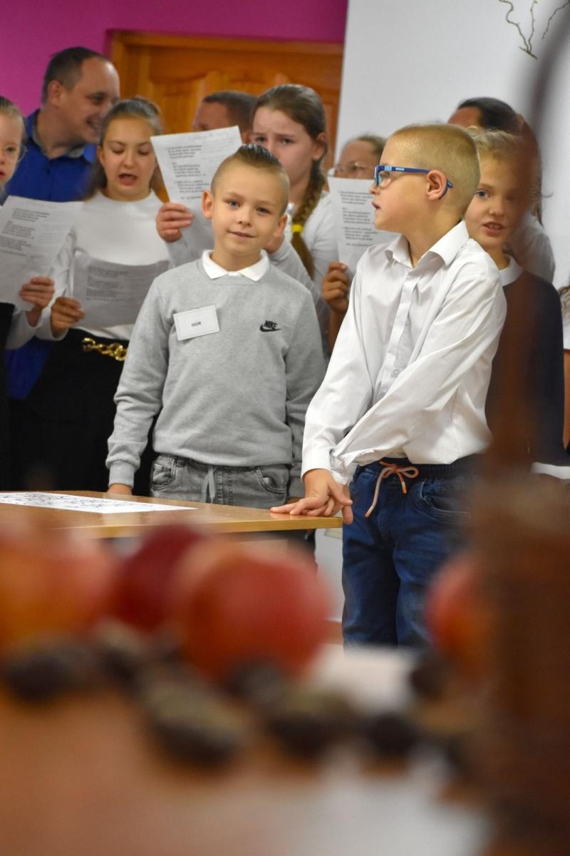 Zdjęcie w galerii na portalu naszwodzislaw.com: W jesiennych barwach rozpoczęli szkolną przygodę wiadomości z regionu