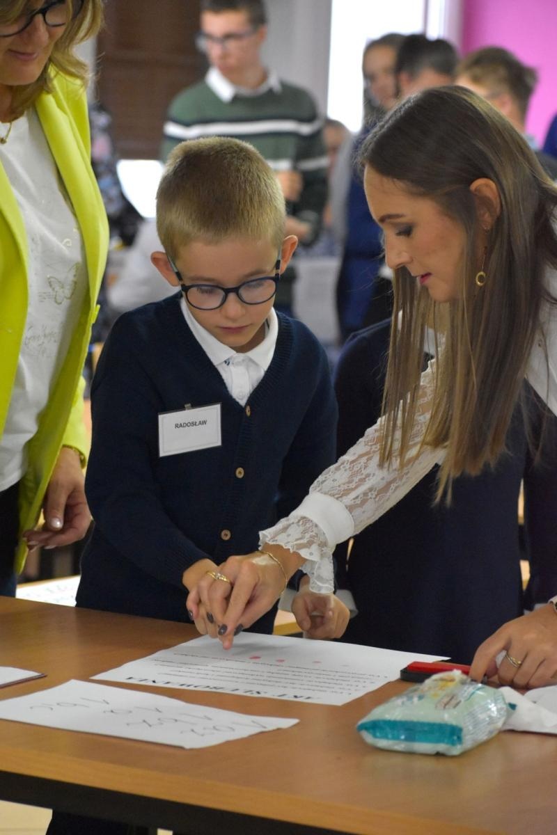 Zdjęcie w galerii na portalu naszwodzislaw.com: W jesiennych barwach rozpoczęli szkolną przygodę wiadomości z regionu