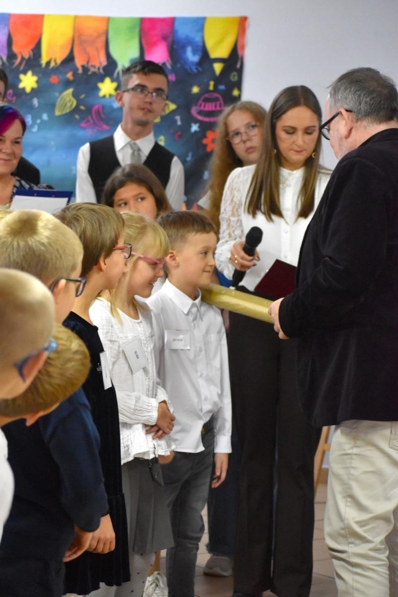 Zdjęcie w galerii na portalu naszwodzislaw.com: W jesiennych barwach rozpoczęli szkolną przygodę wiadomości z regionu