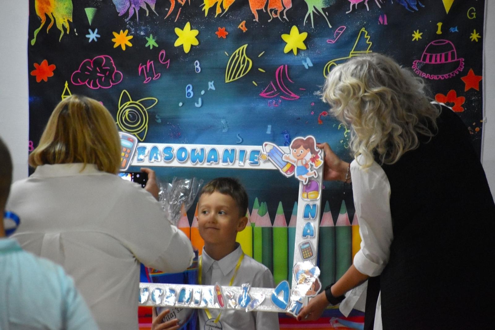 Zdjęcie w galerii na portalu naszwodzislaw.com: W jesiennych barwach rozpoczęli szkolną przygodę wiadomości z regionu