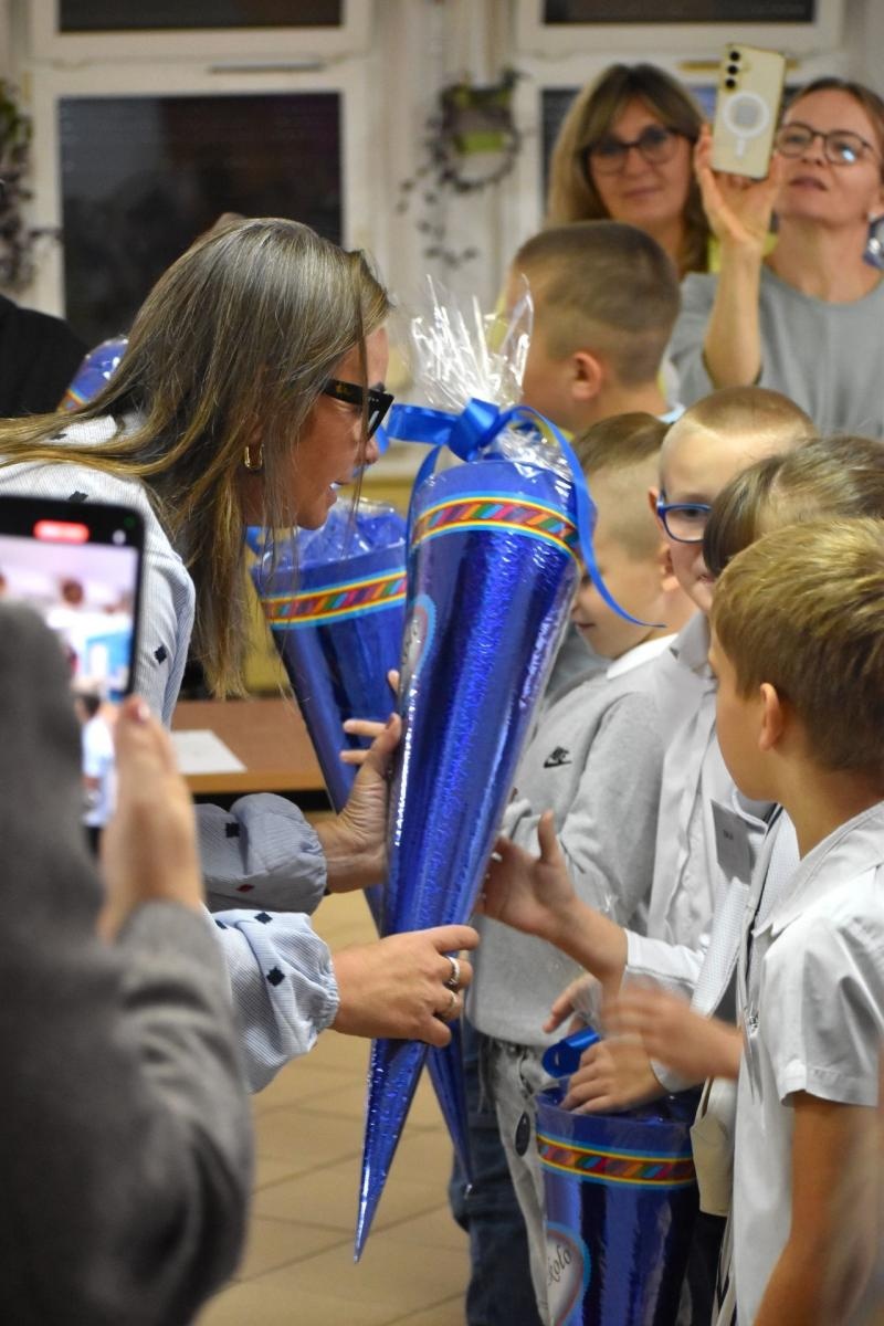 Zdjęcie w galerii na portalu naszwodzislaw.com: W jesiennych barwach rozpoczęli szkolną przygodę wiadomości z regionu