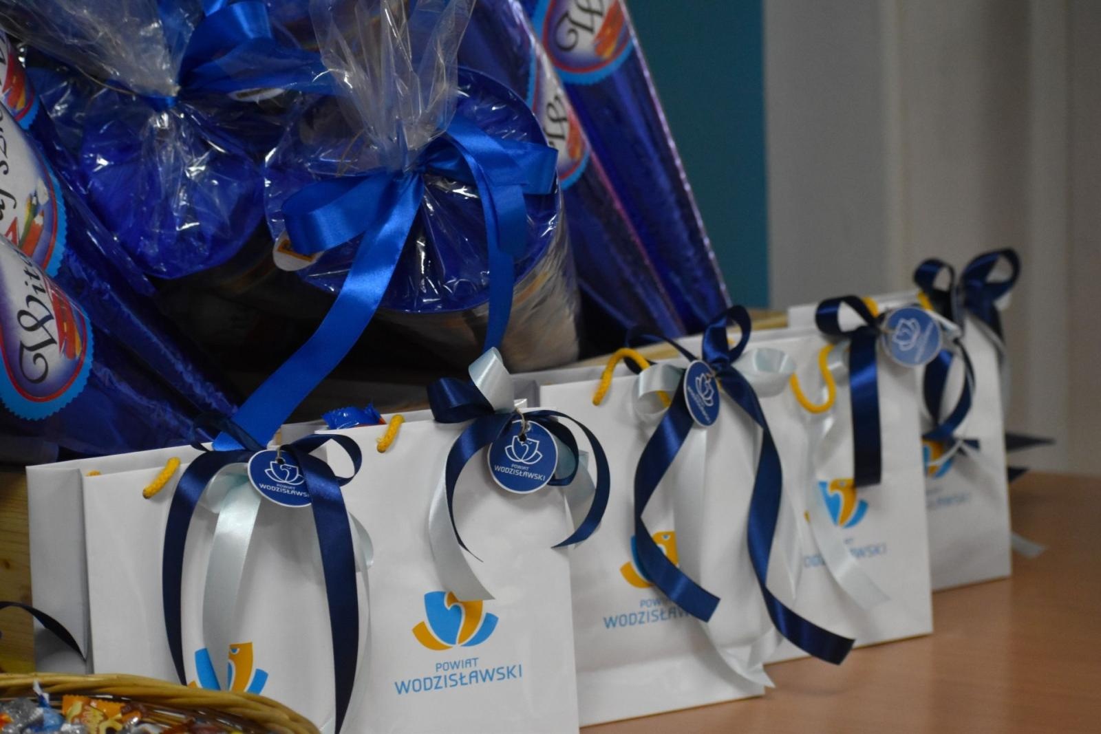 Zdjęcie w galerii na portalu naszwodzislaw.com: W jesiennych barwach rozpoczęli szkolną przygodę wiadomości z regionu