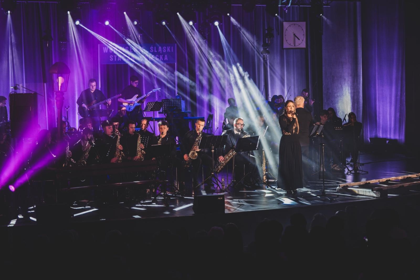 Zdjęcie w galerii na portalu naszwodzislaw.com: Magia dźwięków na Stacji Osiecka w Wodzisławiu Śląskim [FOTO] wiadomości z regionu