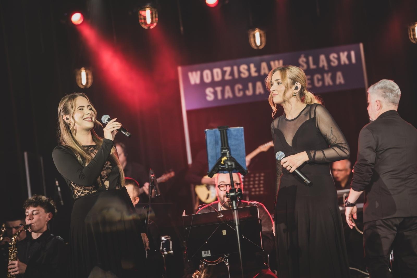 Zdjęcie w galerii na portalu naszwodzislaw.com: Magia dźwięków na Stacji Osiecka w Wodzisławiu Śląskim [FOTO] wiadomości z regionu