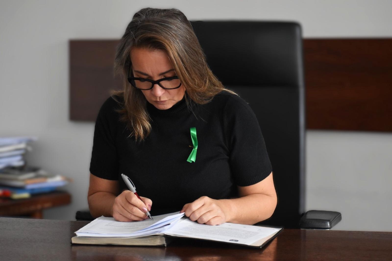 Zdjęcie w galerii na portalu naszwodzislaw.com: Światowy Dzień Zdrowia Psychicznego. Pracownicy starostwa dołączyli do obchodów wiadomości z regionu