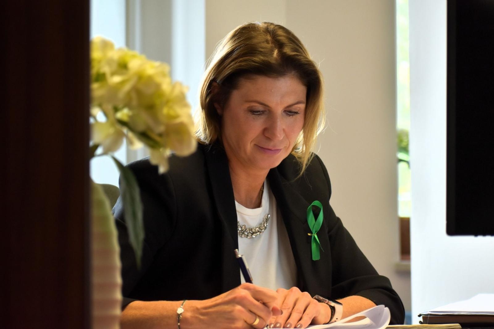 Zdjęcie w galerii na portalu naszwodzislaw.com: Światowy Dzień Zdrowia Psychicznego. Pracownicy starostwa dołączyli do obchodów wiadomości z regionu