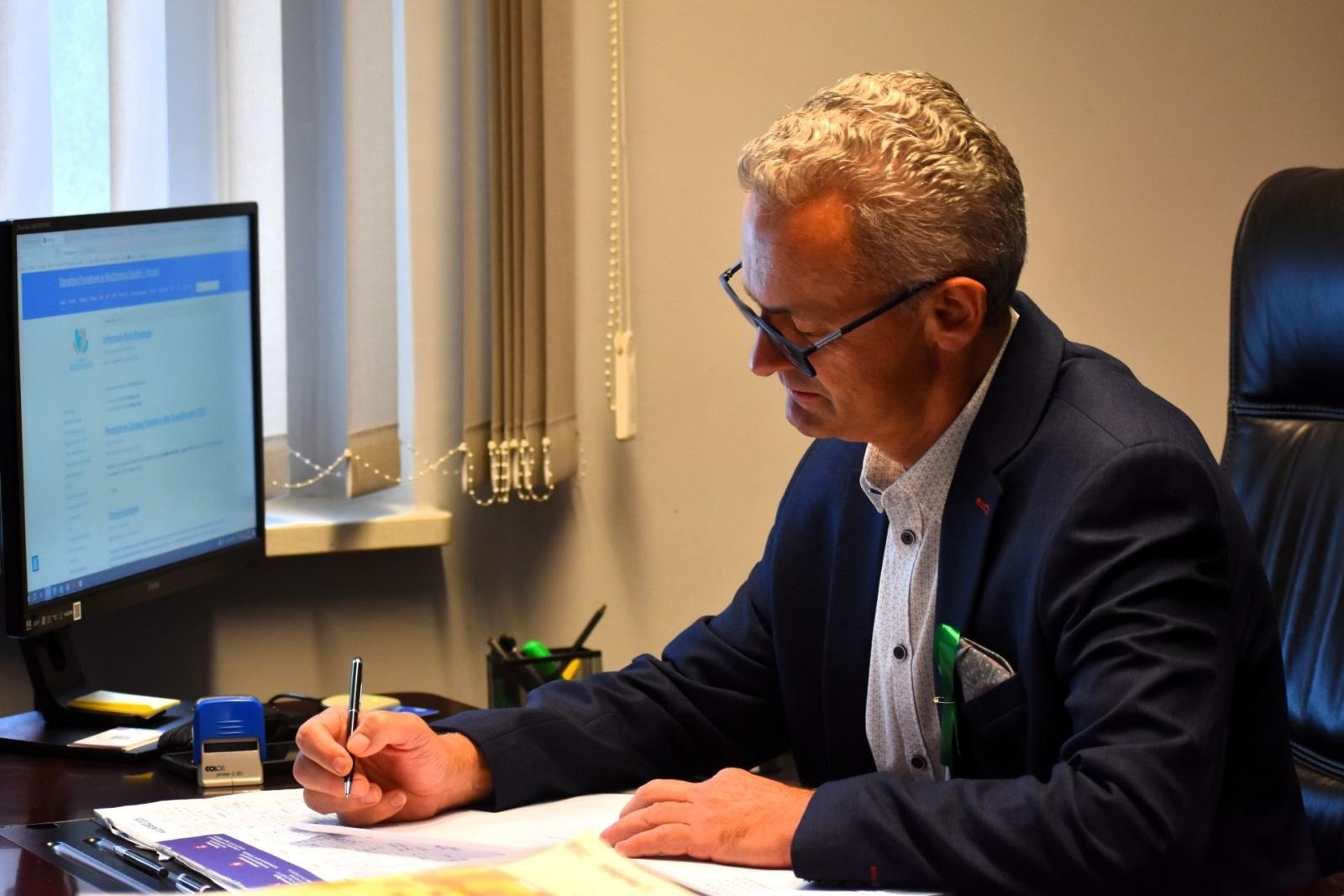 Zdjęcie w galerii na portalu naszwodzislaw.com: Światowy Dzień Zdrowia Psychicznego. Pracownicy starostwa dołączyli do obchodów wiadomości z regionu