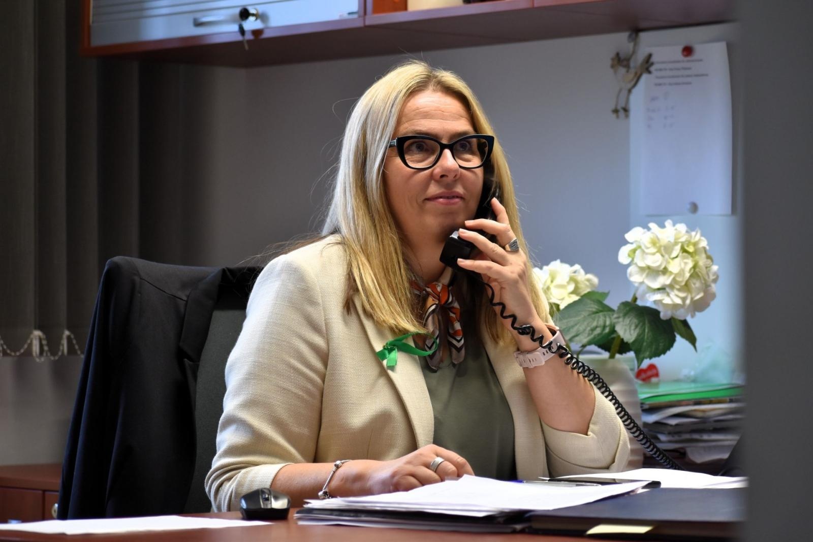 Zdjęcie w galerii na portalu naszwodzislaw.com: Światowy Dzień Zdrowia Psychicznego. Pracownicy starostwa dołączyli do obchodów wiadomości z regionu