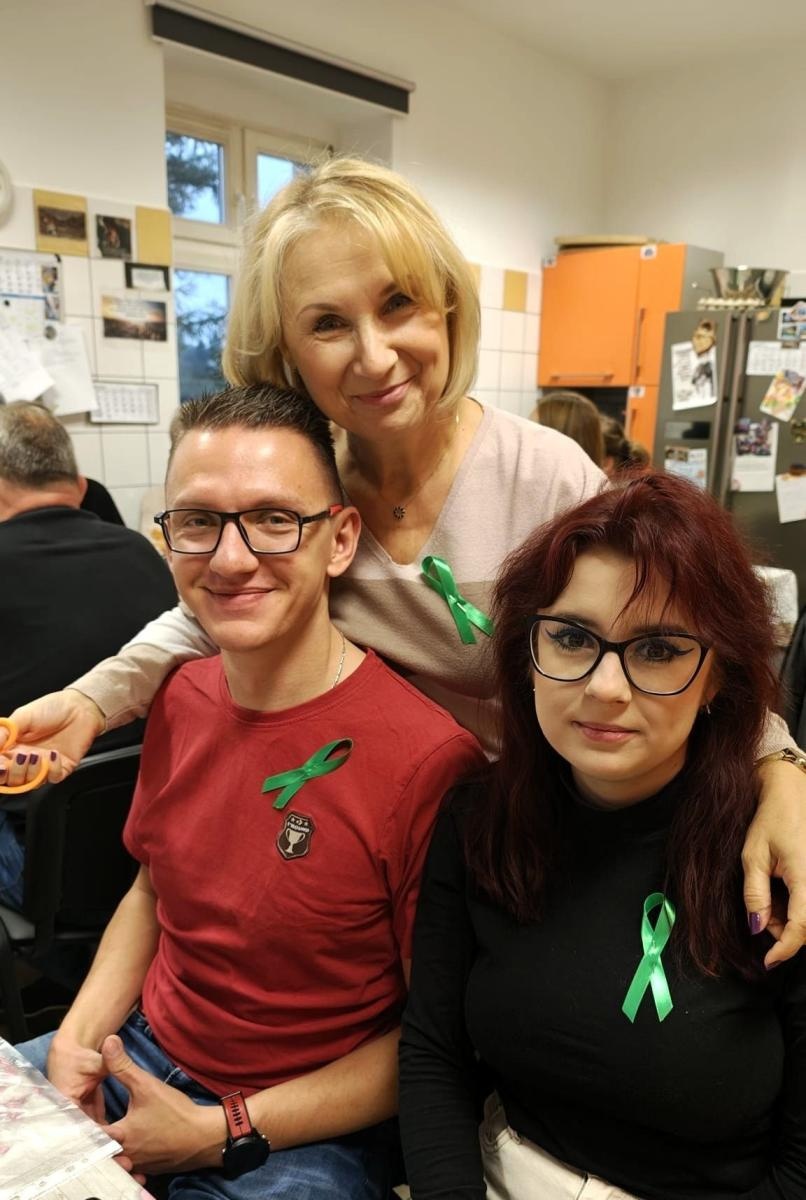 Zdjęcie w galerii na portalu naszwodzislaw.com: Światowy Dzień Zdrowia Psychicznego. Pracownicy starostwa dołączyli do obchodów wiadomości z regionu