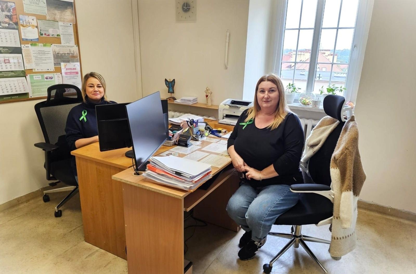 Zdjęcie w galerii na portalu naszwodzislaw.com: Światowy Dzień Zdrowia Psychicznego. Pracownicy starostwa dołączyli do obchodów wiadomości z regionu