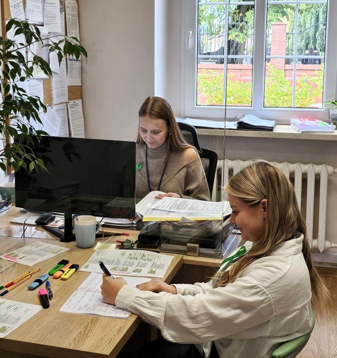 Zdjęcie w galerii na portalu naszwodzislaw.com: Światowy Dzień Zdrowia Psychicznego. Pracownicy starostwa dołączyli do obchodów wiadomości z regionu