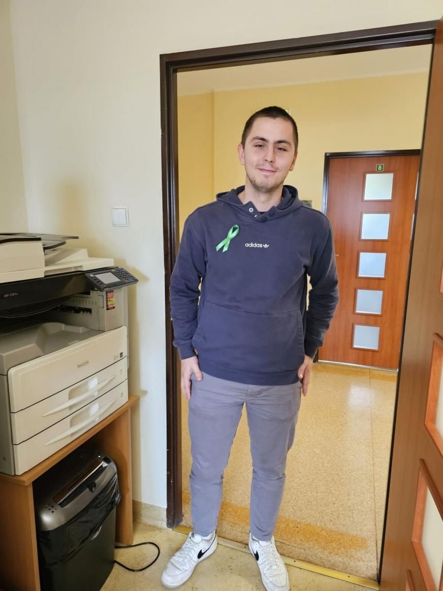 Zdjęcie w galerii na portalu naszwodzislaw.com: Światowy Dzień Zdrowia Psychicznego. Pracownicy starostwa dołączyli do obchodów wiadomości z regionu