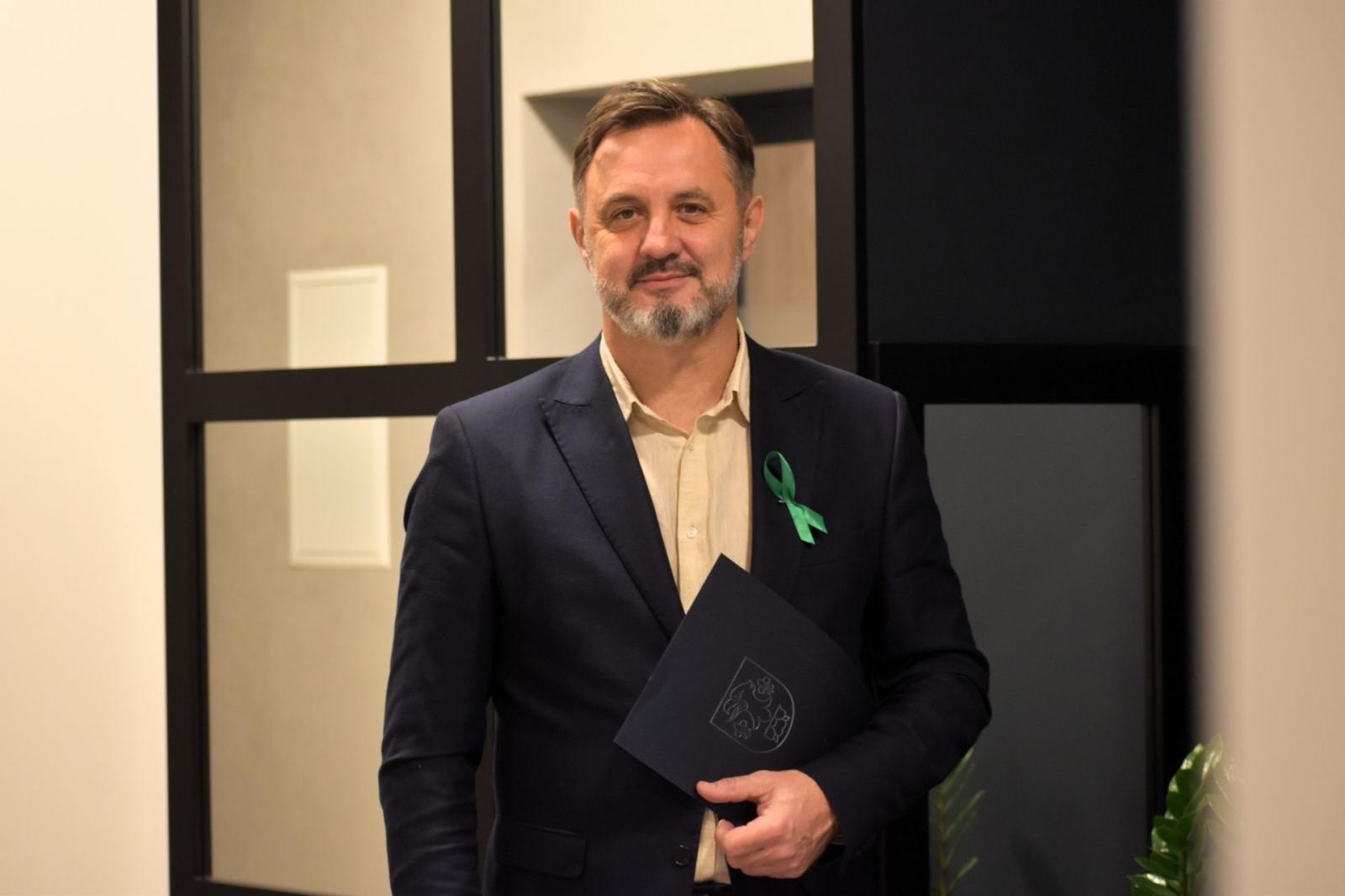 Zdjęcie w galerii na portalu naszwodzislaw.com: Światowy Dzień Zdrowia Psychicznego. Pracownicy starostwa dołączyli do obchodów wiadomości z regionu