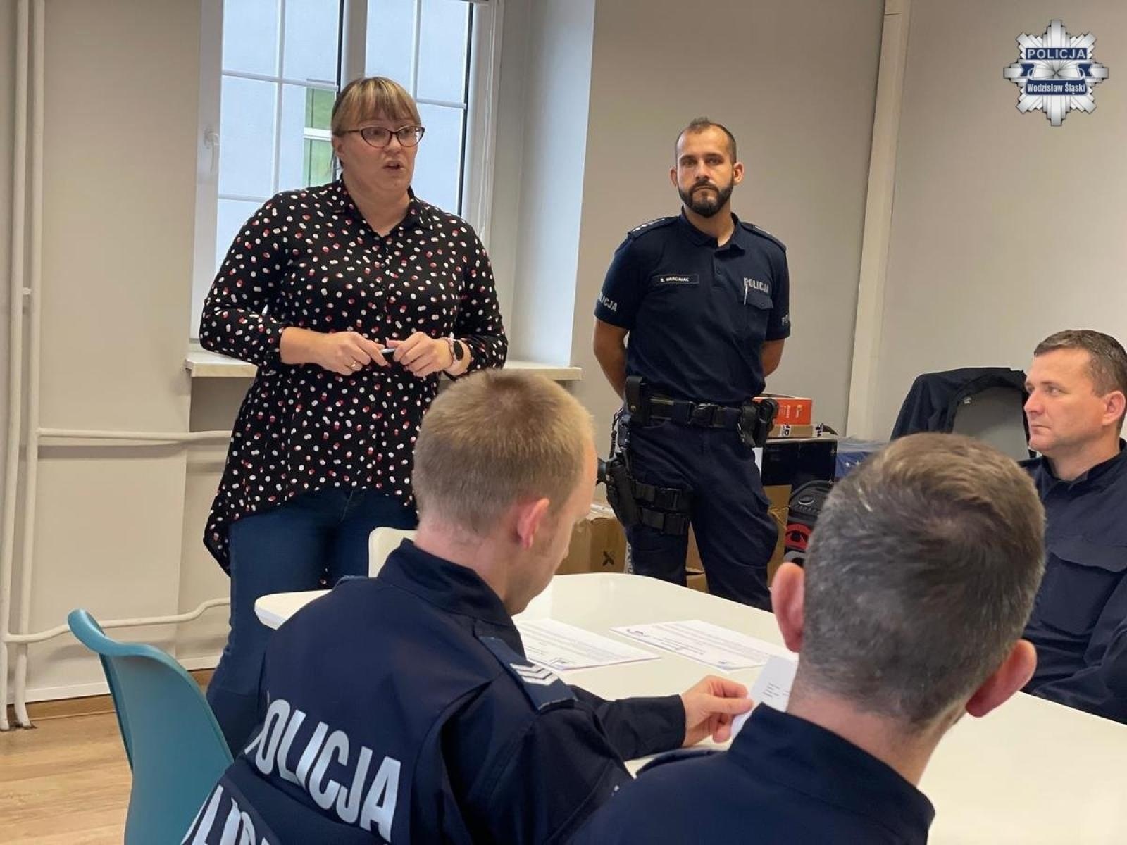 Zdjęcie w galerii na portalu naszwodzislaw.com: Wodzisławscy dzielnicowi szkolili się w Specjalistycznym Ośrodku Wsparcia dla Osób Doznających Przemocy Domowej wiadomości z regionu