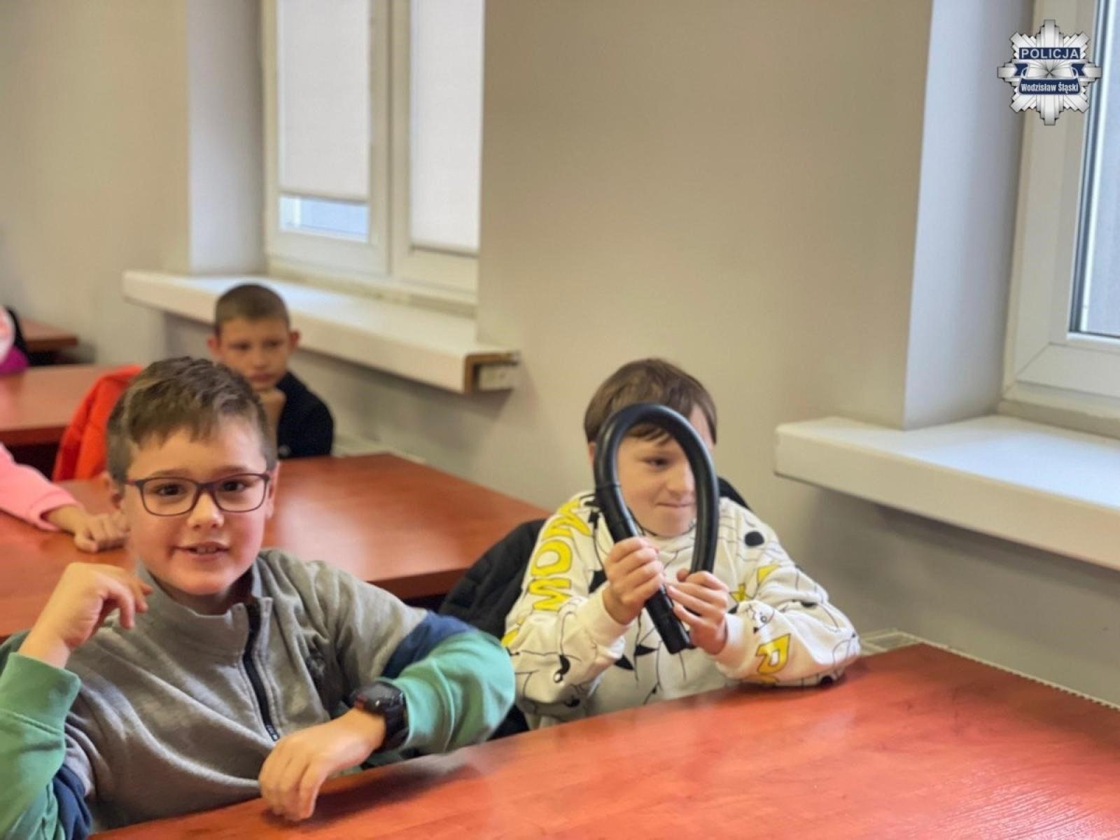 Zdjęcie w galerii na portalu naszwodzislaw.com: Uczniowie z jastrzębskiej szkoły z wizytą w wodzisławskiej jednostce policji wiadomości z regionu