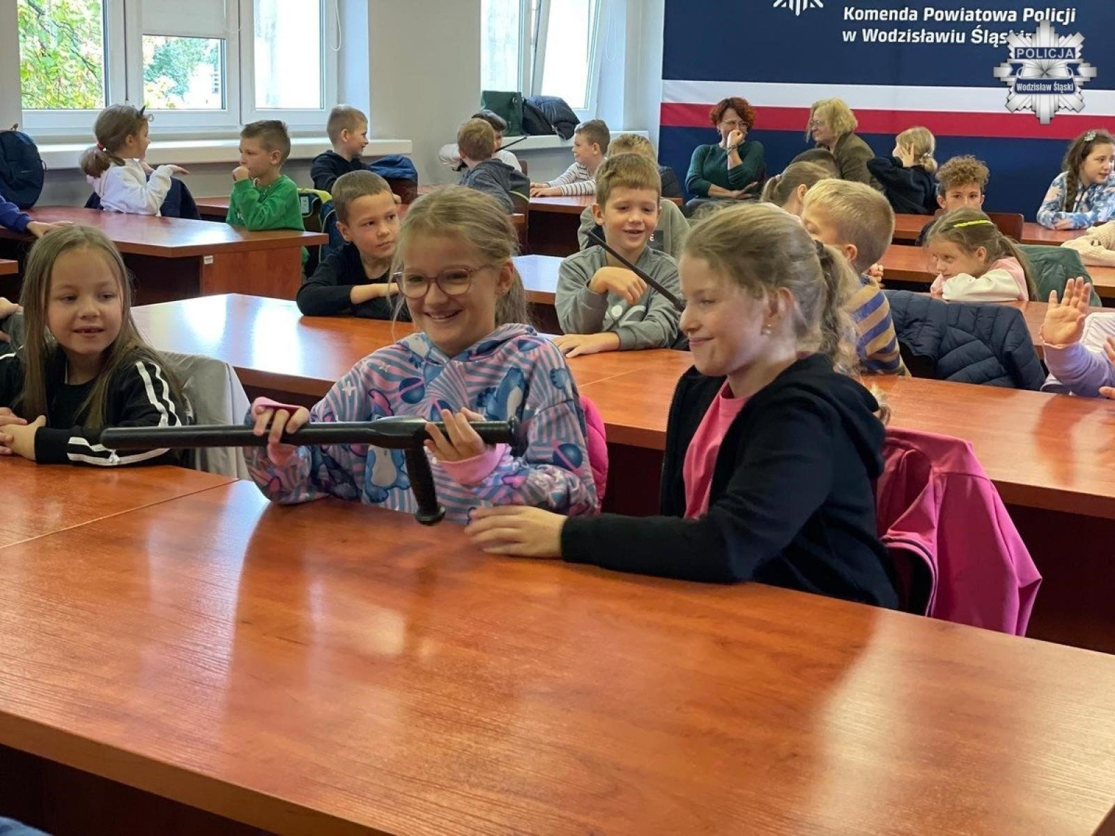 Zdjęcie w galerii na portalu naszwodzislaw.com: Uczniowie z jastrzębskiej szkoły z wizytą w wodzisławskiej jednostce policji wiadomości z regionu