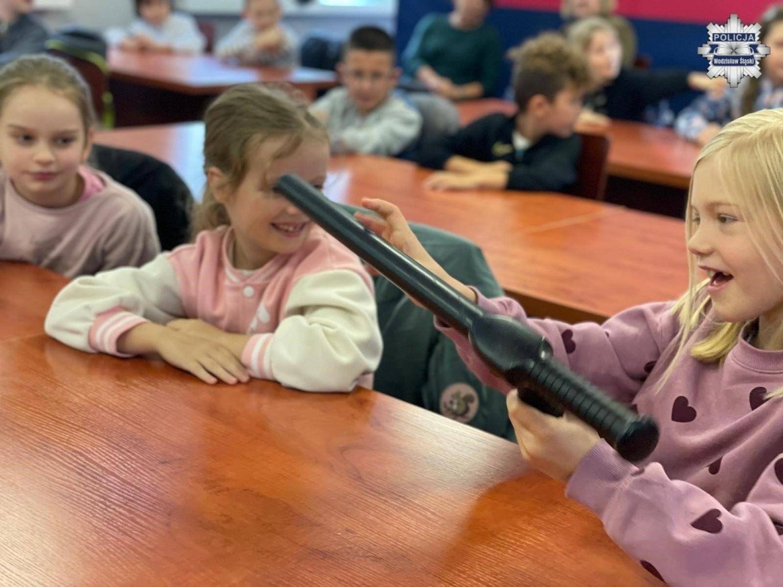 Zdjęcie w galerii na portalu naszwodzislaw.com: Uczniowie z jastrzębskiej szkoły z wizytą w wodzisławskiej jednostce policji wiadomości z regionu