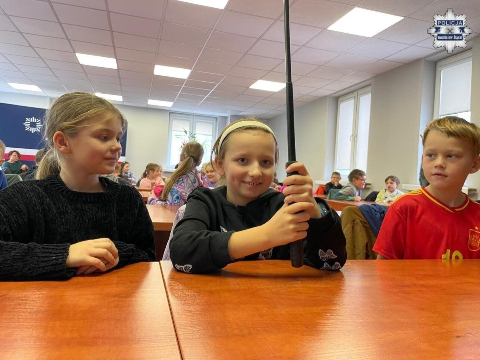 Zdjęcie w galerii na portalu naszwodzislaw.com: Uczniowie z jastrzębskiej szkoły z wizytą w wodzisławskiej jednostce policji wiadomości z regionu