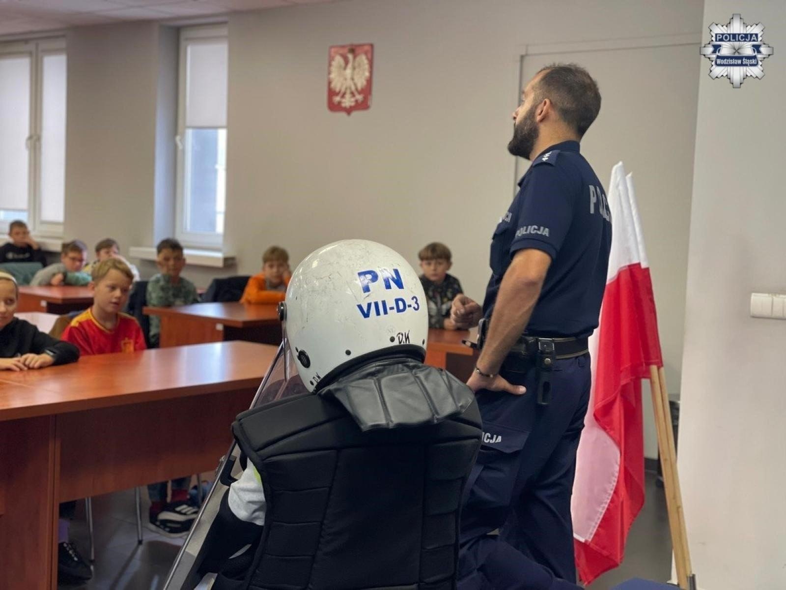 Zdjęcie w galerii na portalu naszwodzislaw.com: Uczniowie z jastrzębskiej szkoły z wizytą w wodzisławskiej jednostce policji wiadomości z regionu