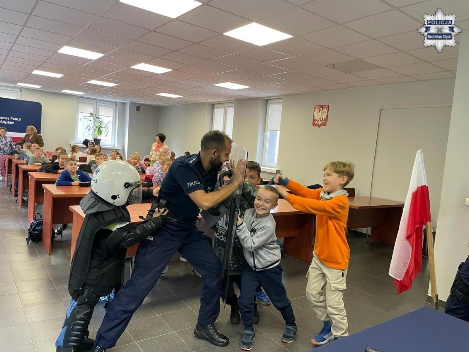Zdjęcie w galerii na portalu naszwodzislaw.com: Uczniowie z jastrzębskiej szkoły z wizytą w wodzisławskiej jednostce policji wiadomości z regionu