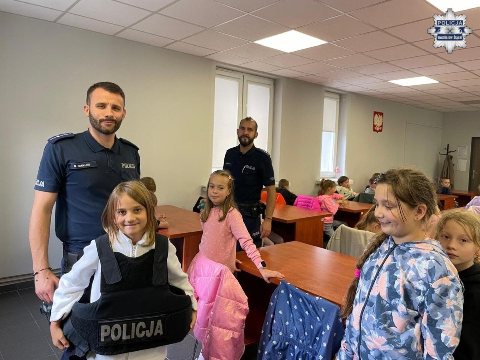 Zdjęcie w galerii na portalu naszwodzislaw.com: Uczniowie z jastrzębskiej szkoły z wizytą w wodzisławskiej jednostce policji wiadomości z regionu